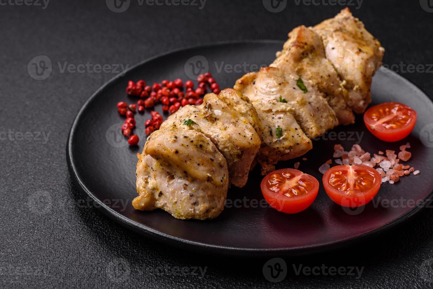delicioso Fresco pollo carne brocheta con sal, especias y hierbas foto