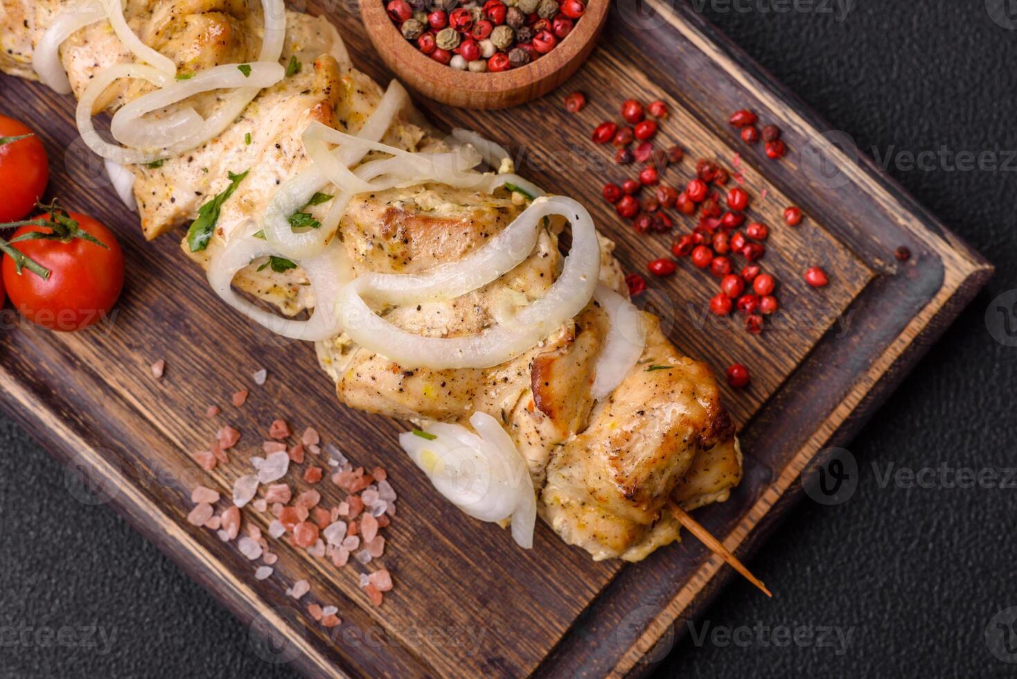 delicioso Fresco pollo carne brocheta con sal, especias y hierbas foto