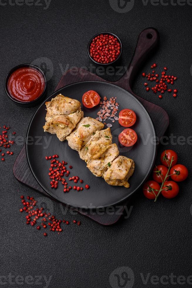 delicioso Fresco pollo carne brocheta con sal, especias y hierbas foto