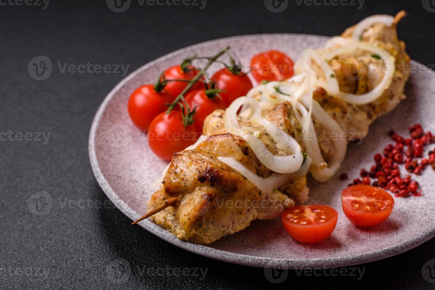 delicioso Fresco pollo carne brocheta con sal, especias y hierbas foto