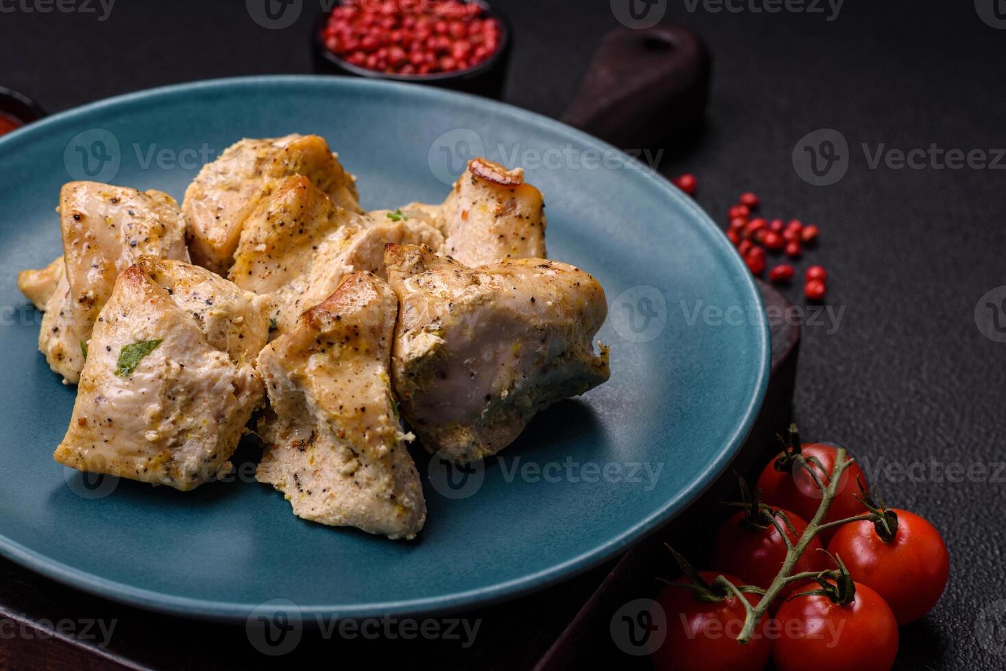 delicioso Fresco pollo carne brocheta con sal, especias y hierbas foto