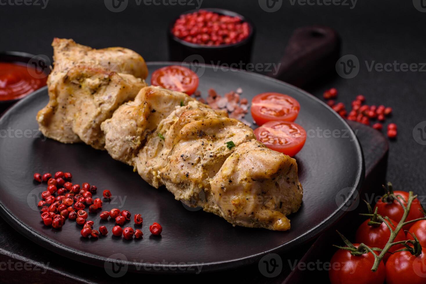 delicioso Fresco pollo carne brocheta con sal, especias y hierbas foto