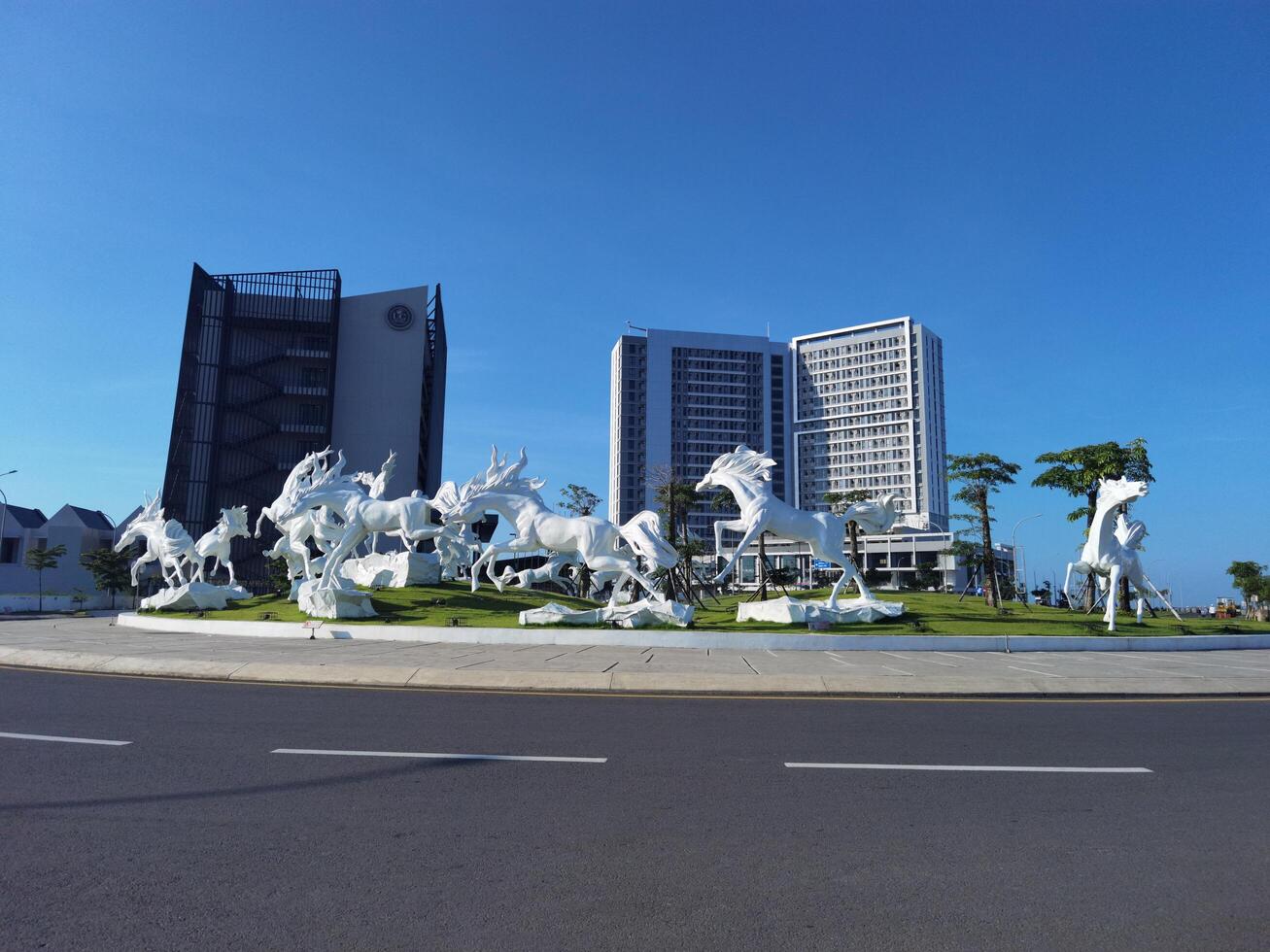 makassar, Indonesia - febrero 7, 2023 - grupo de blanco caballos en frente de un edificio a centrar punto de Indonesia makassar foto