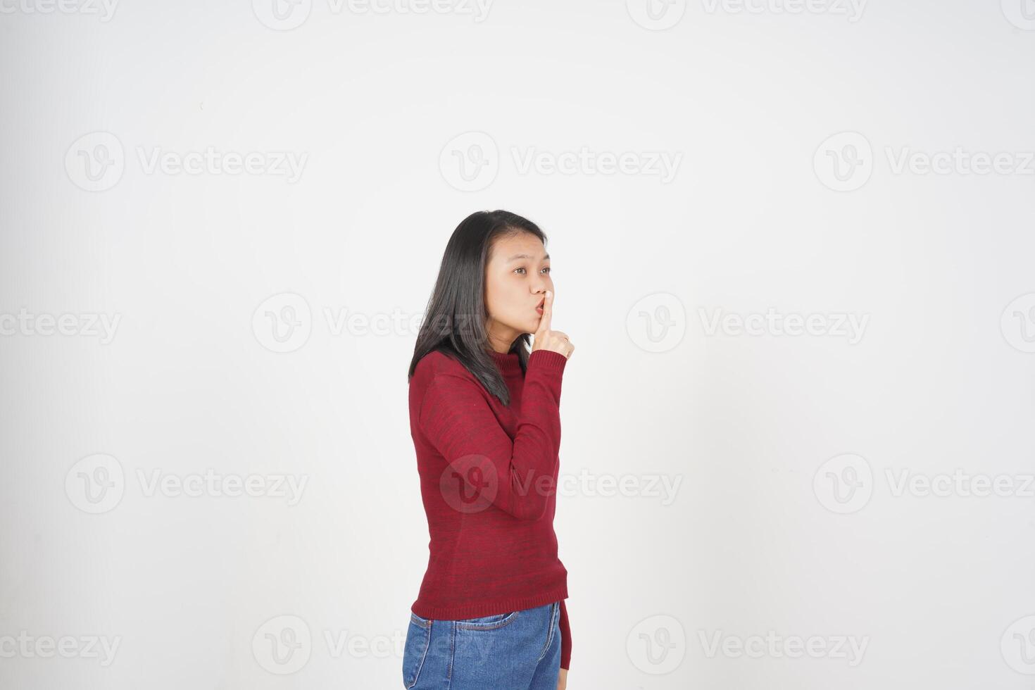 joven asiático mujer en rojo camiseta silencio shh, no lo hagas ser ruido aislado en blanco antecedentes foto