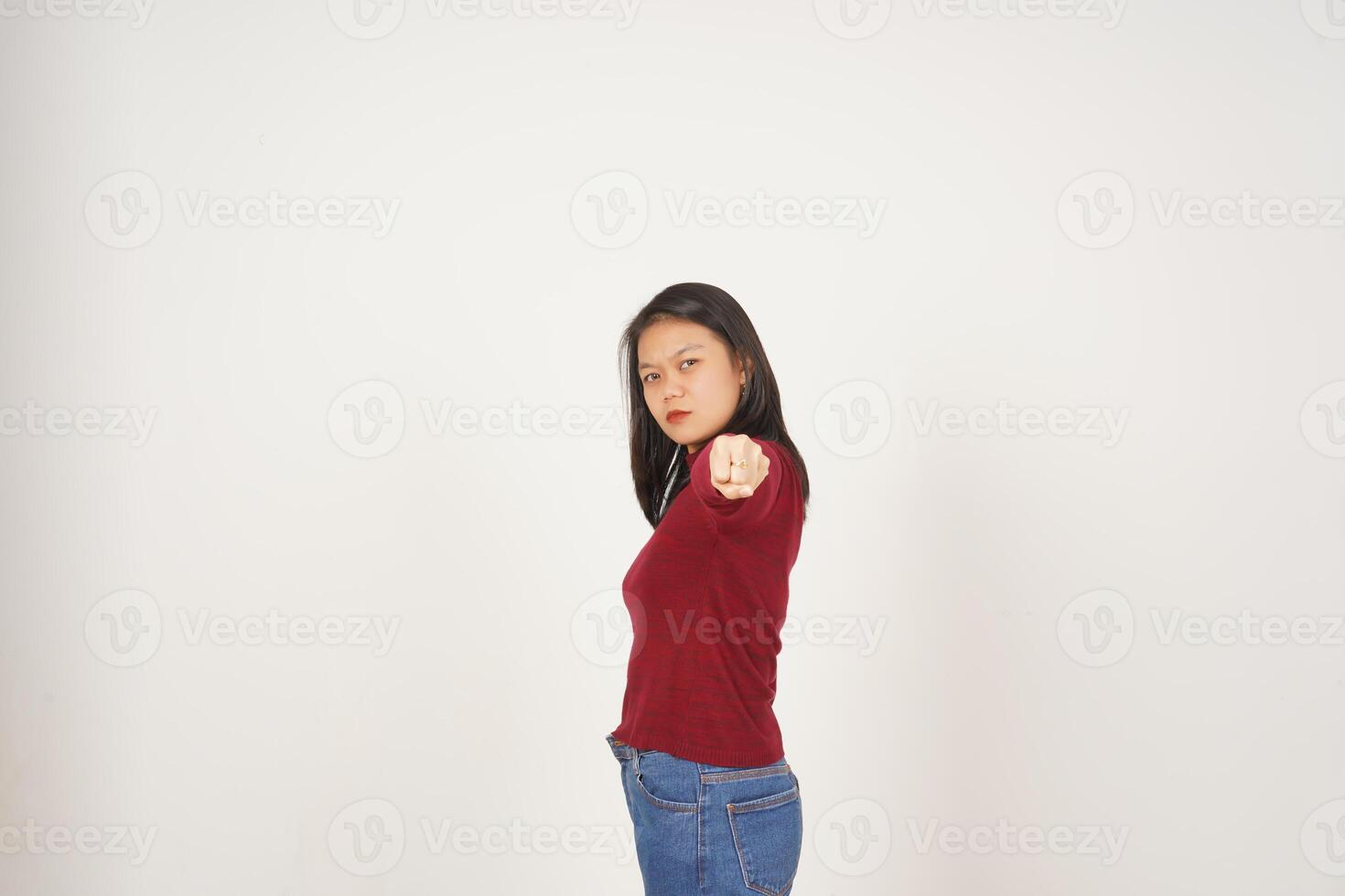 joven asiático mujer en rojo camiseta puñetazos puño a lucha aislado en blanco antecedentes foto