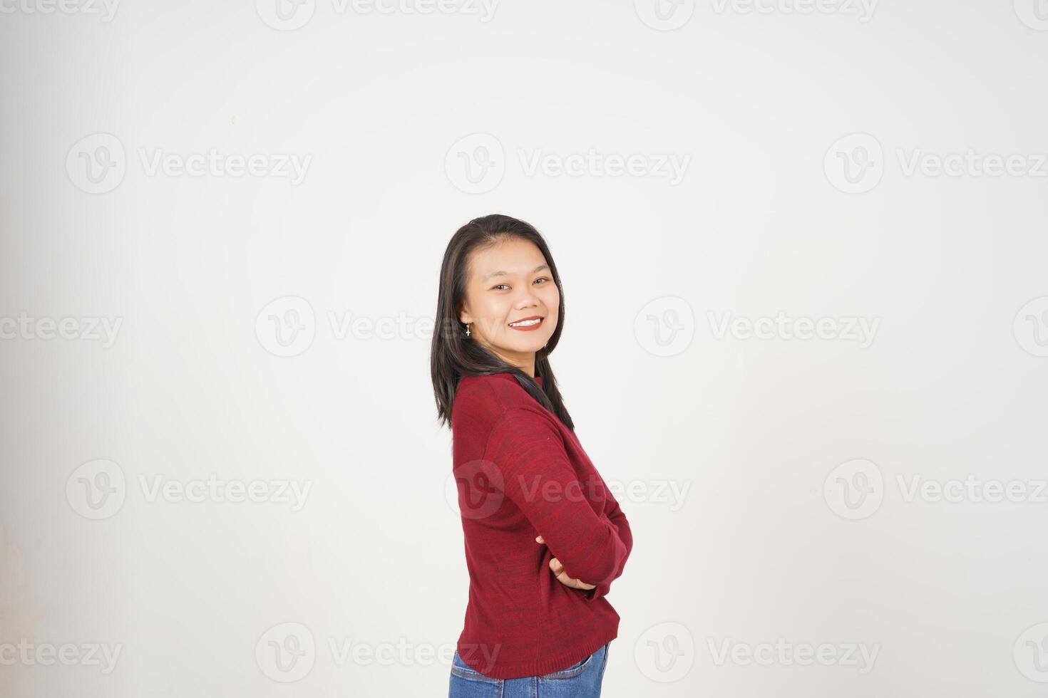 joven asiático mujer en rojo camiseta cruzado brazos y sonriente a cámara aislado en blanco antecedentes foto