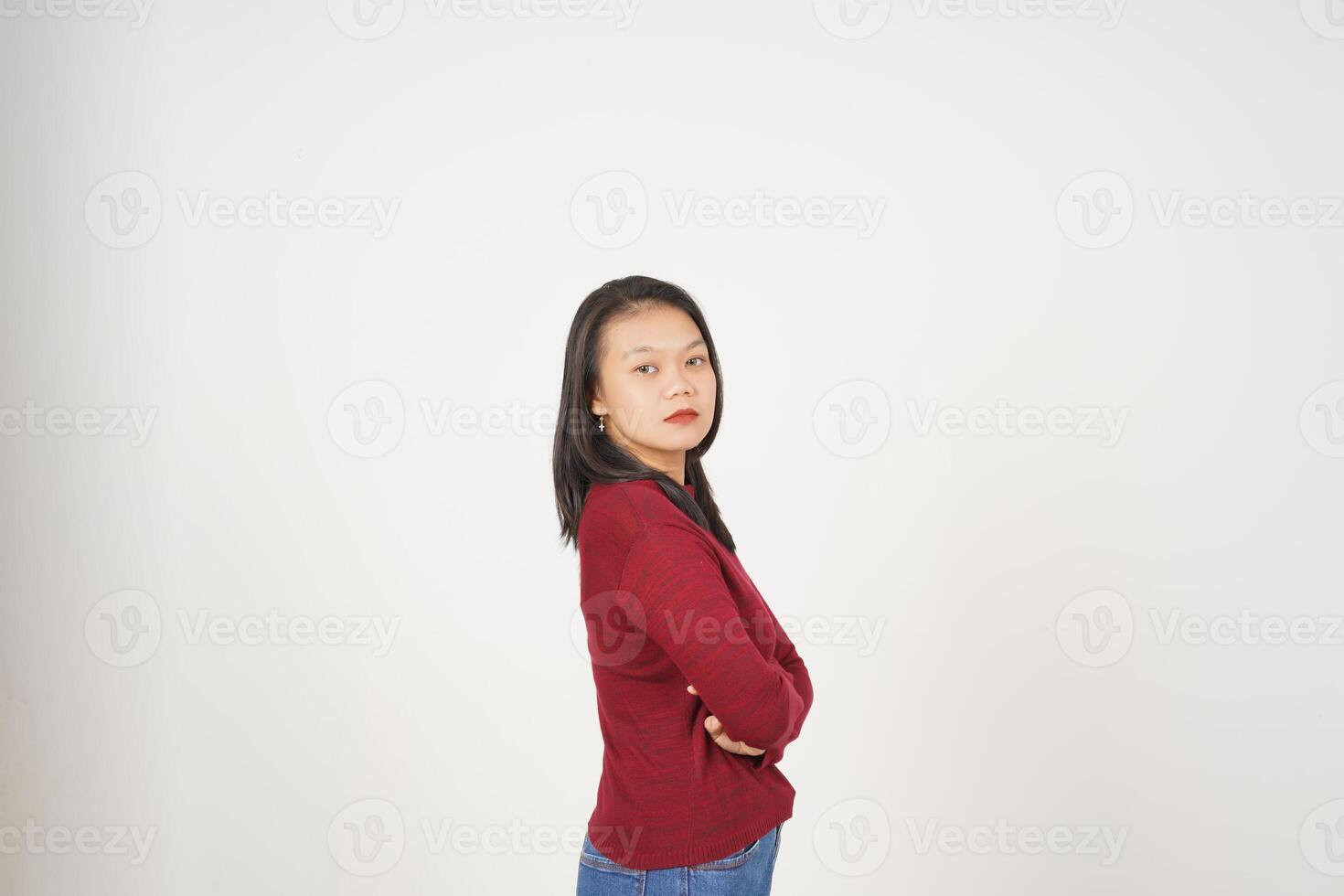 joven asiático mujer en rojo camiseta cruzado brazos con grave cara aislado en blanco antecedentes foto