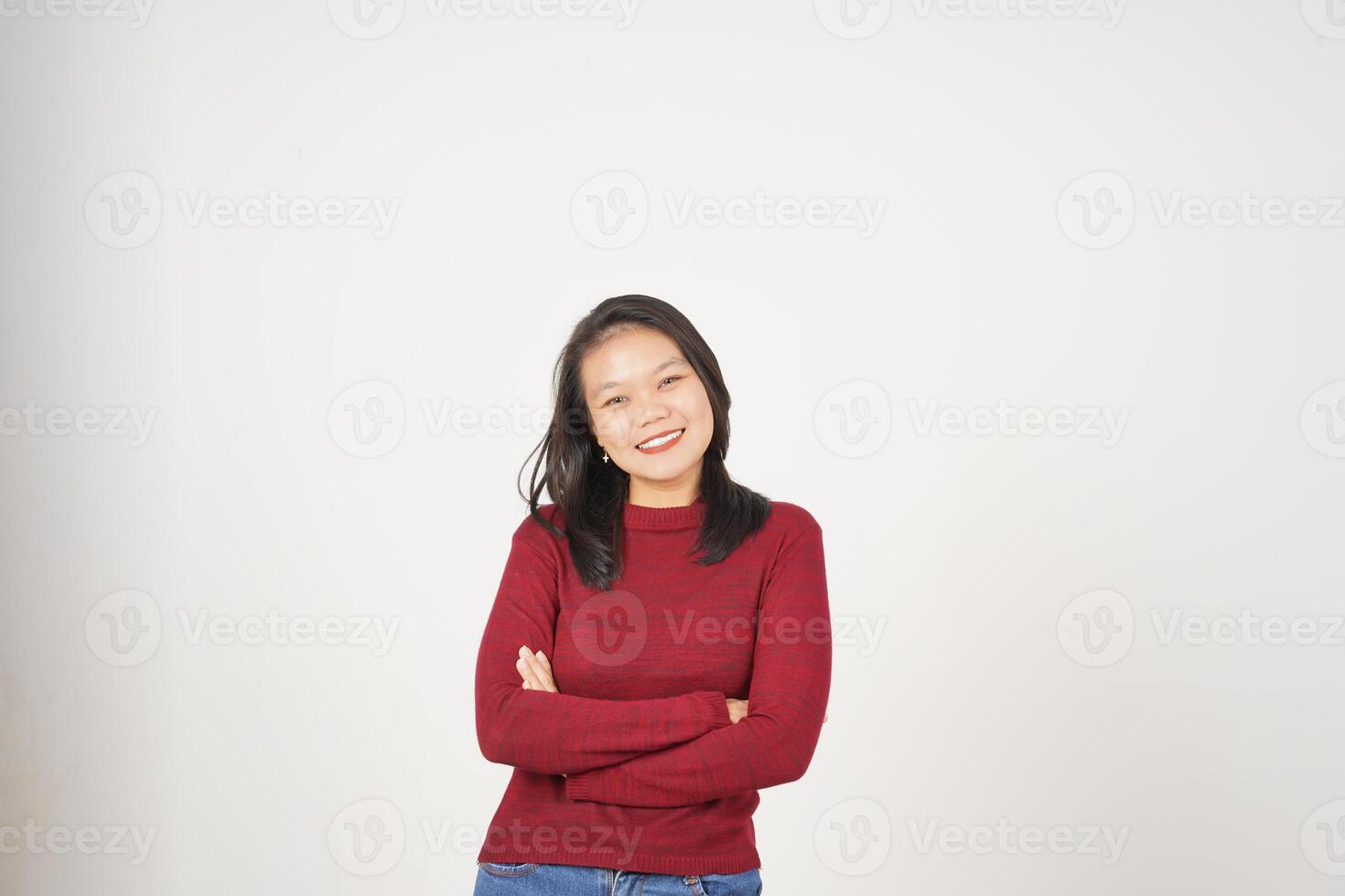 joven asiático mujer en rojo camiseta cruzado brazos y sonriente a cámara aislado en blanco antecedentes foto