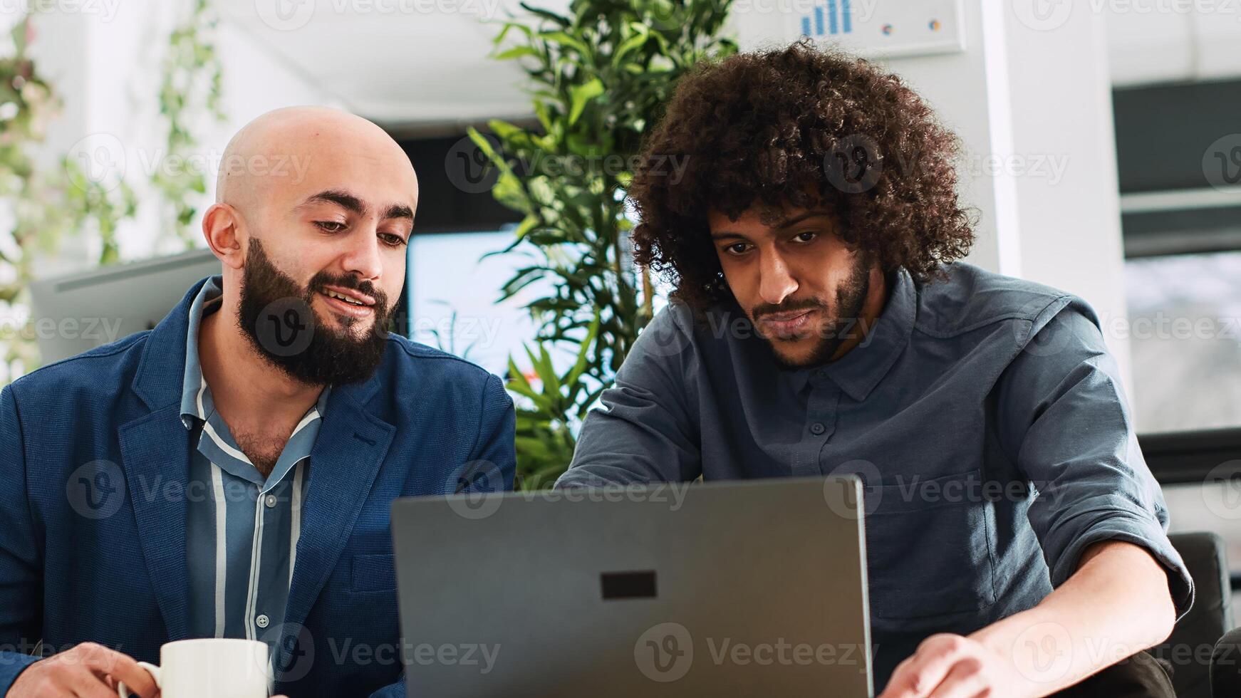 investigación equipo cheque informes plan para negocio solución, trabajo en equipo para puesta en marcha desarrollo. socios leer oficial documentos con Estadísticas, examinando analítica notas en trabajo colaborativo espacio. Mano disparo. foto