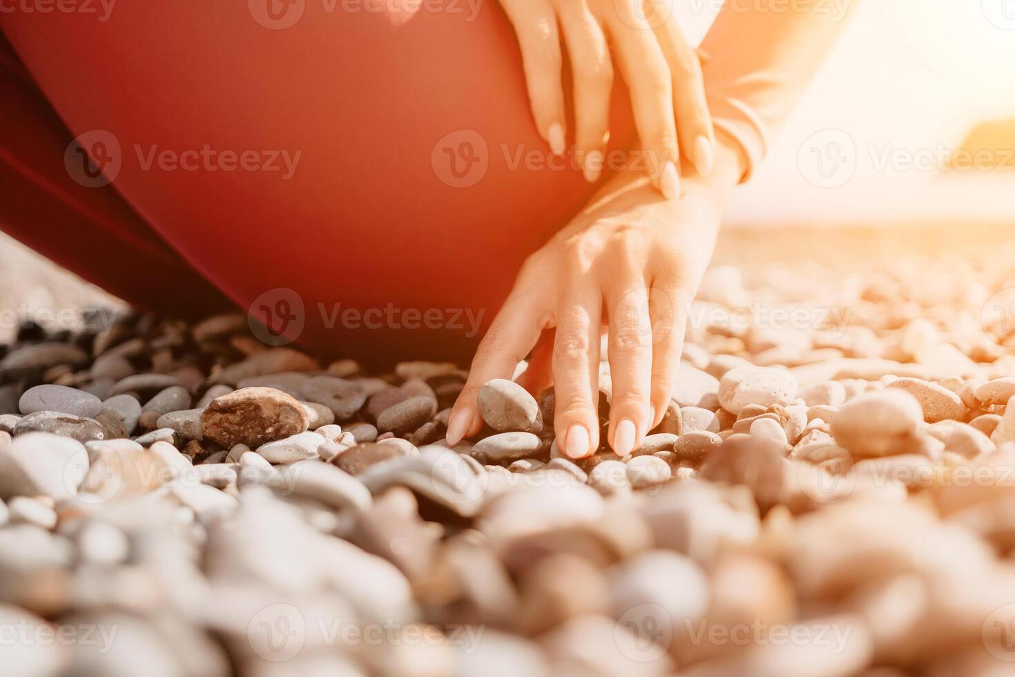 medio Envejecido bien mirando mujer con negro cabello, aptitud instructor en polainas y tapas haciendo extensión y pilates en yoga estera cerca el mar. hembra aptitud yoga rutina concepto. sano estilo de vida foto