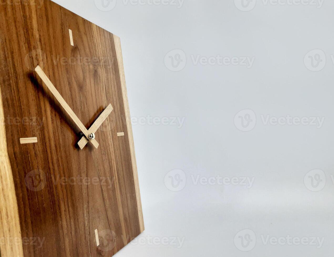 un pared reloj hecho de teca madera foto