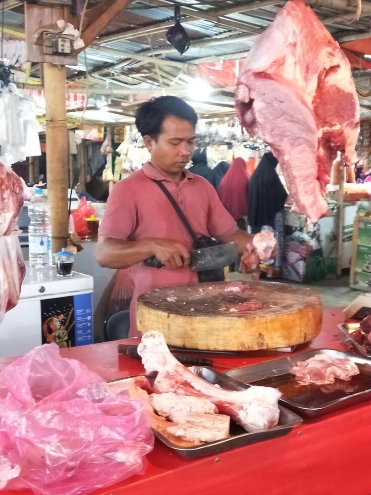 Tangerang, Indonesia Maret 2024 Photo of the market situation for chicken and meat sellers