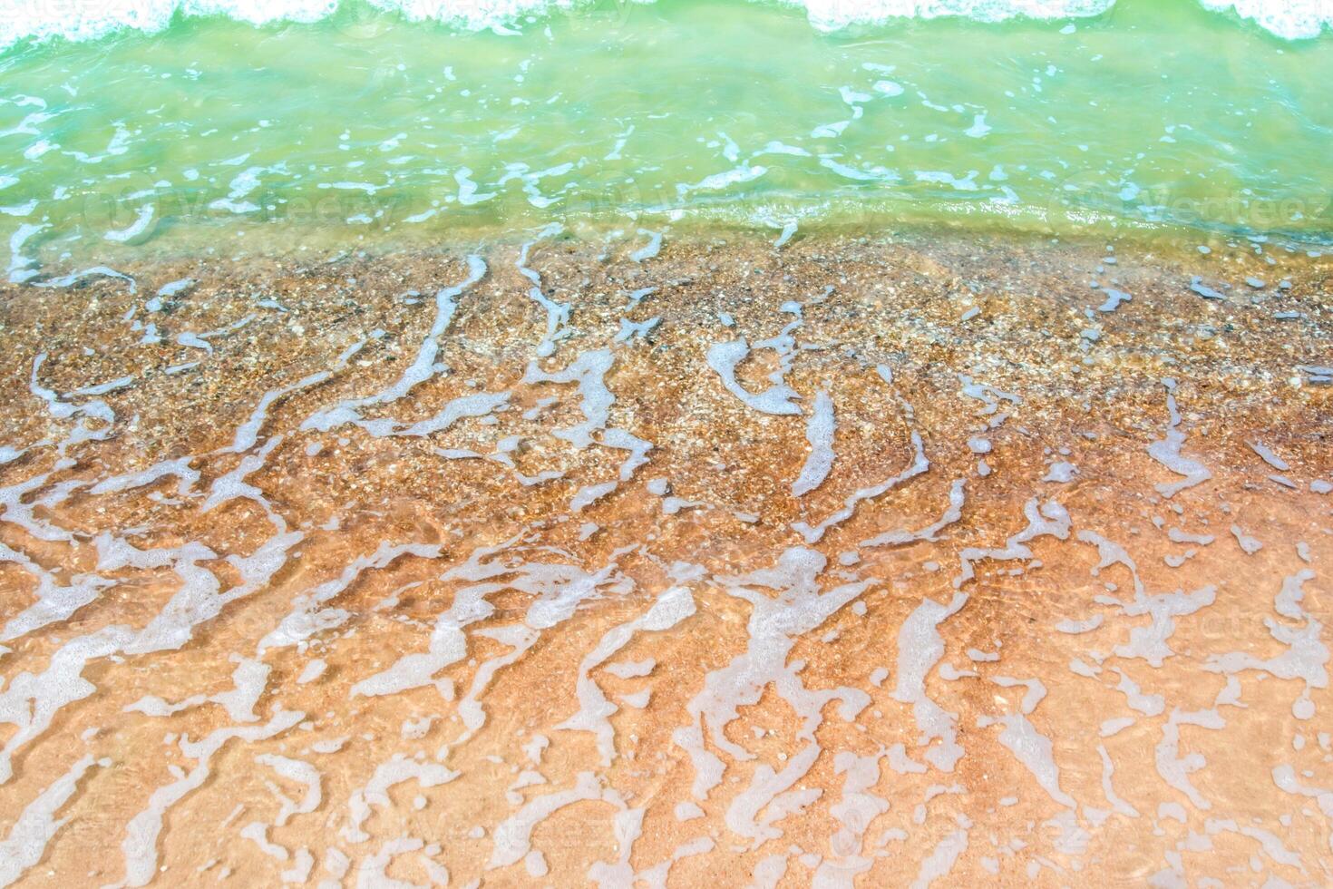 burbuja de ola de mar claro en la playa foto