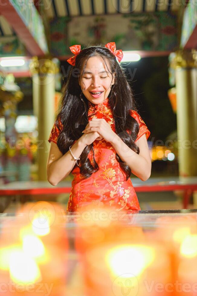 asiático hermosa mujer vestir en chino estilo, chino nuevo año festival a noche foto