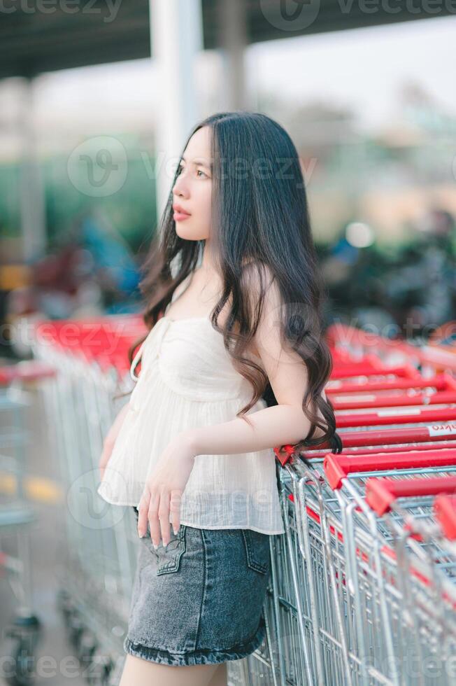 hermosa asiático mujer poses en Moda estilo, blanco camisa, pantalones falda. foto