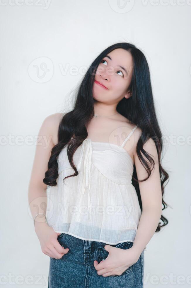 hermosa asiático mujer poses en Moda estilo, blanco camisa, pantalones falda. foto