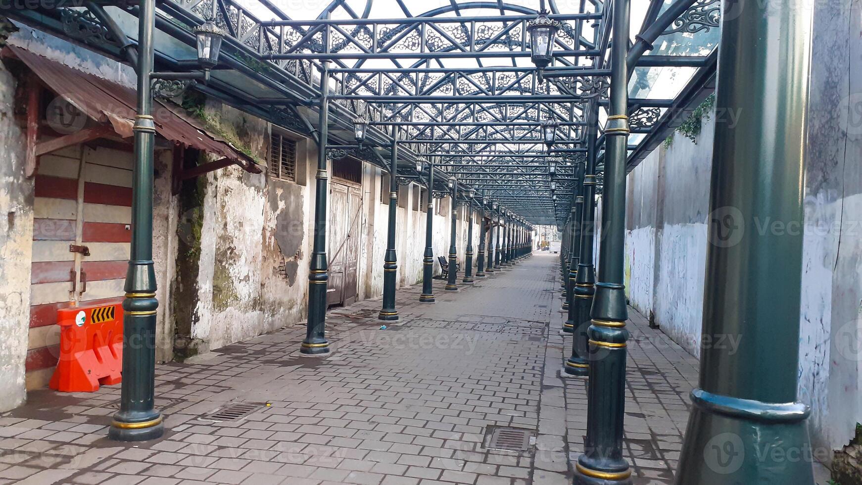 el atmósfera de el calles es vacío con pilares recubrimiento el antiguo ciudad foto