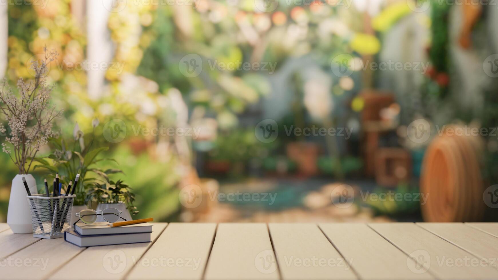 un de madera mesa en contra el borroso antecedentes de un hermosa tropical patio interior jardín. foto