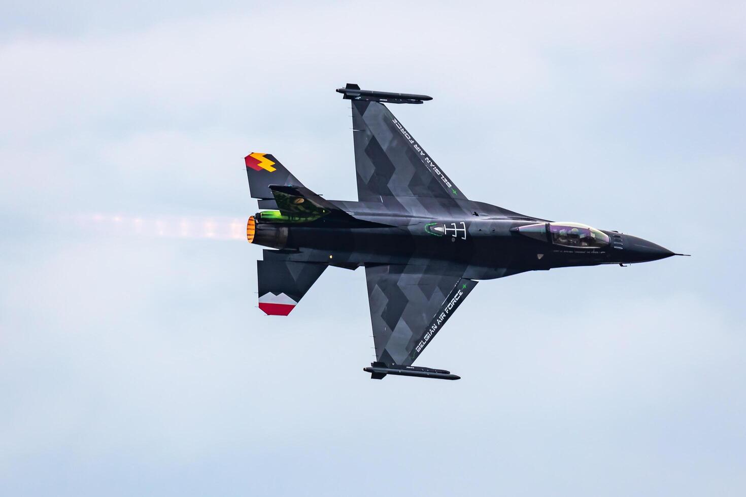 radón, Polonia, 2023 - Belga aire fuerza bloqueo F 16 luchando halcón combatiente chorro avión volador. aviación y militar aeronave. foto