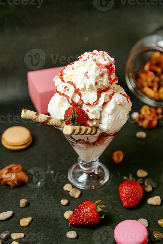 cucharón de hielo crema con fresas y nueces foto