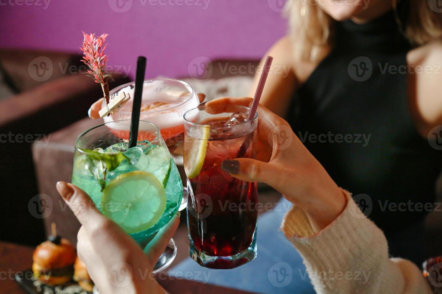 grupo de personas participación bebidas a un fiesta foto