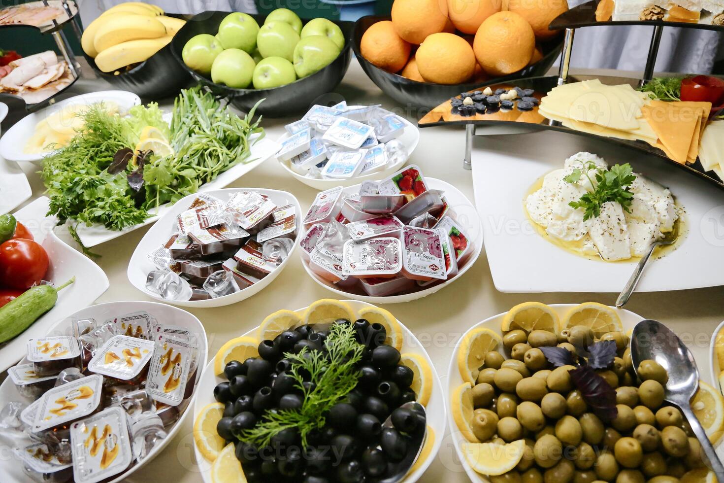 clasificado comida untado en mesa foto