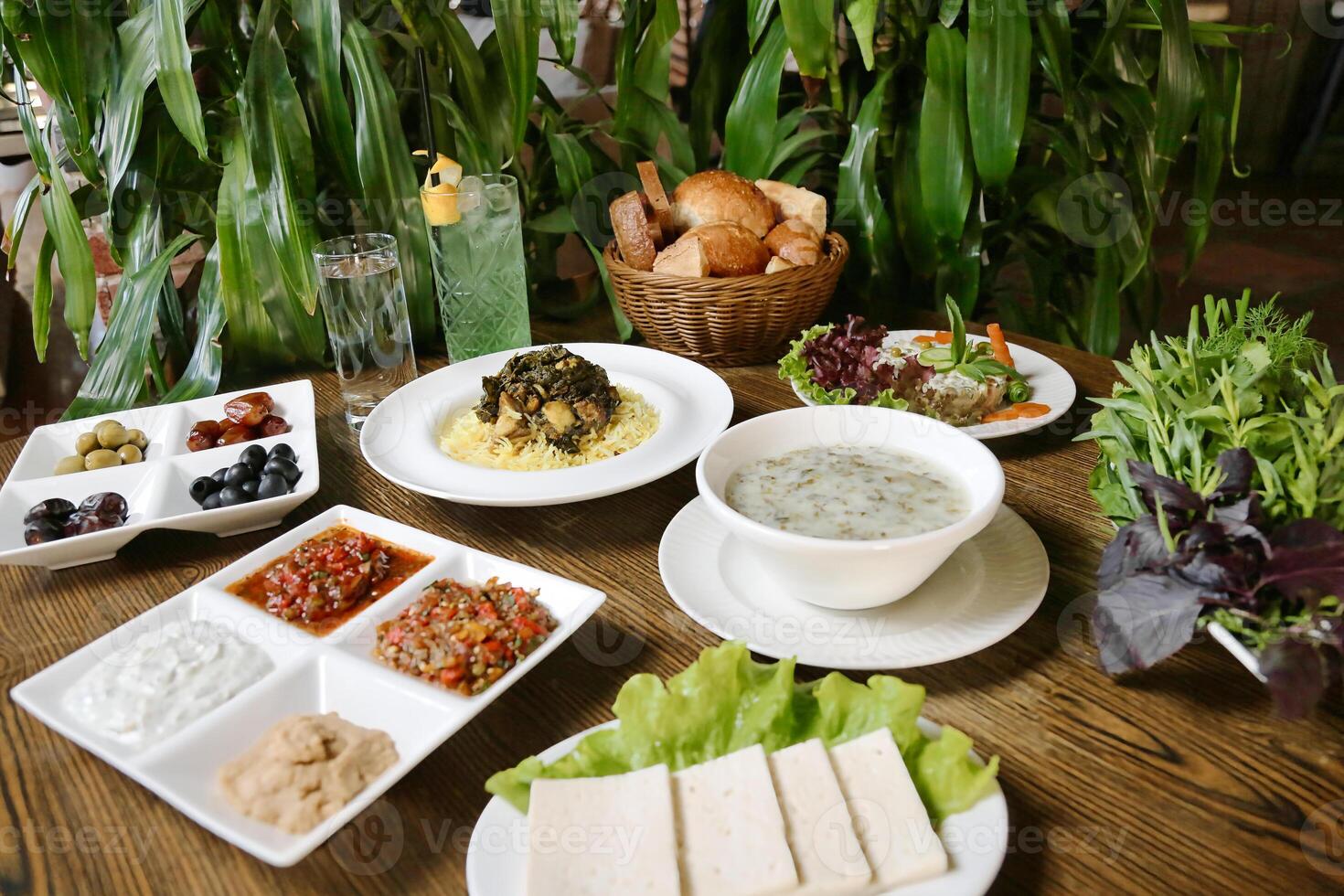 de madera mesa conjunto con apetitoso platos de comida foto