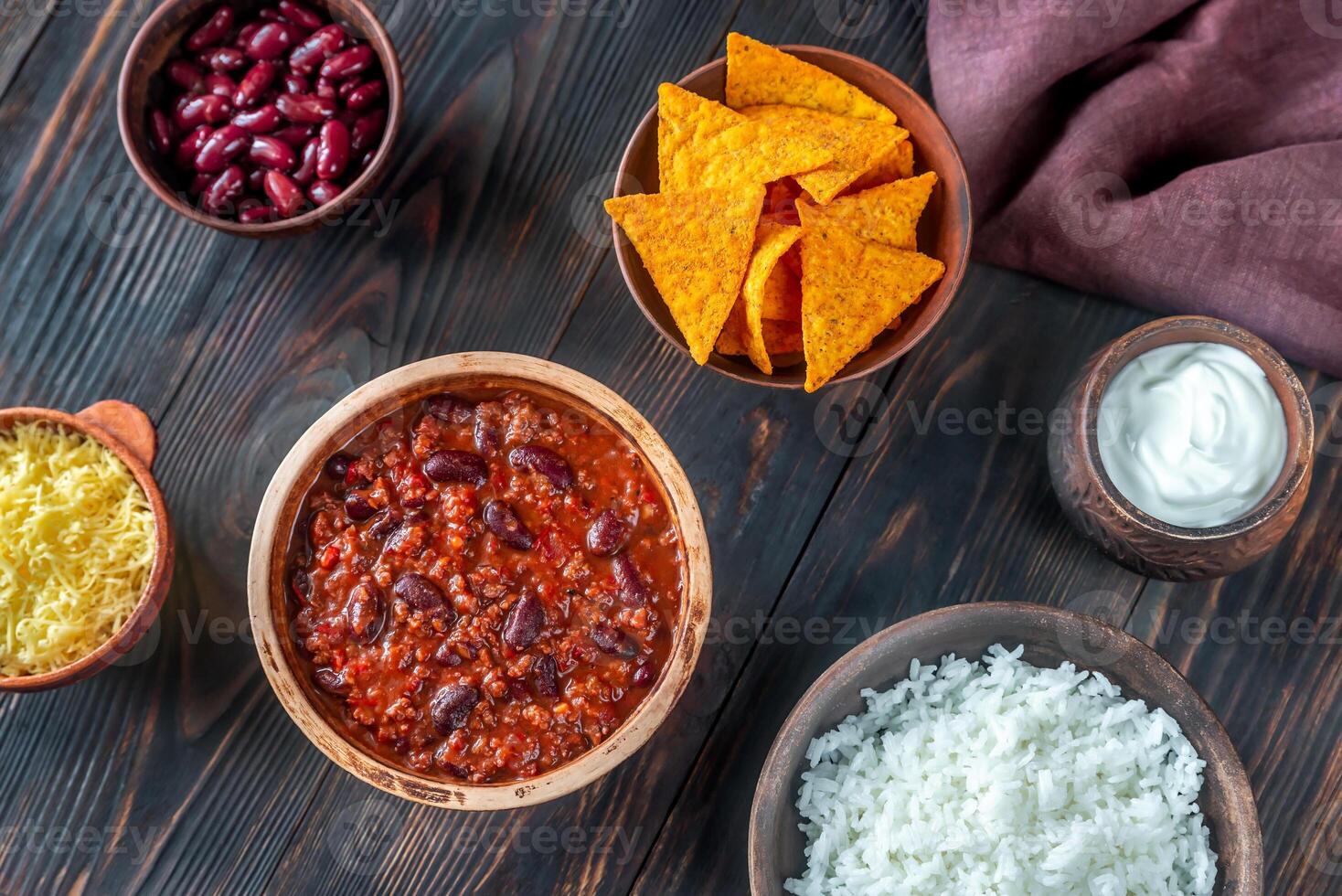 tazón de chili con carne con los ingredientes foto