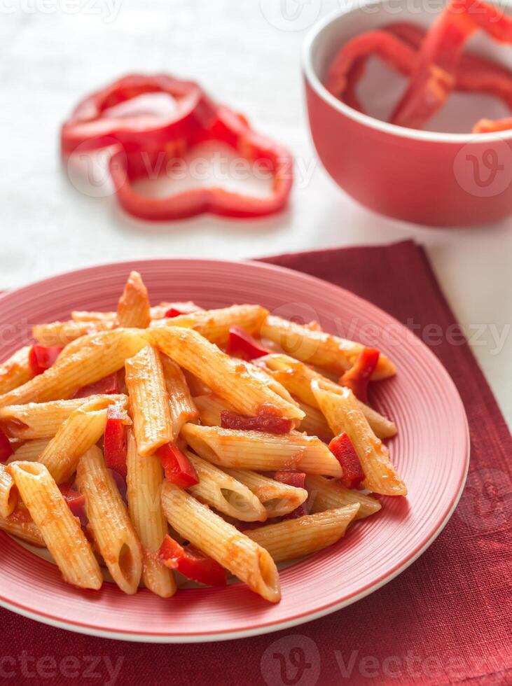 pasta con tomate salsa y Fresco rojo pimienta foto