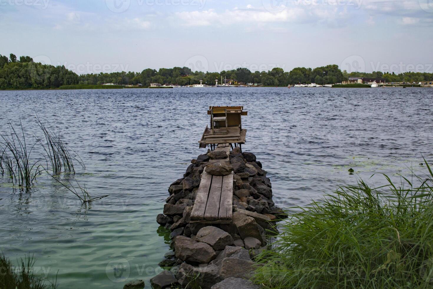 Clásico pescador sitio a el río. foto