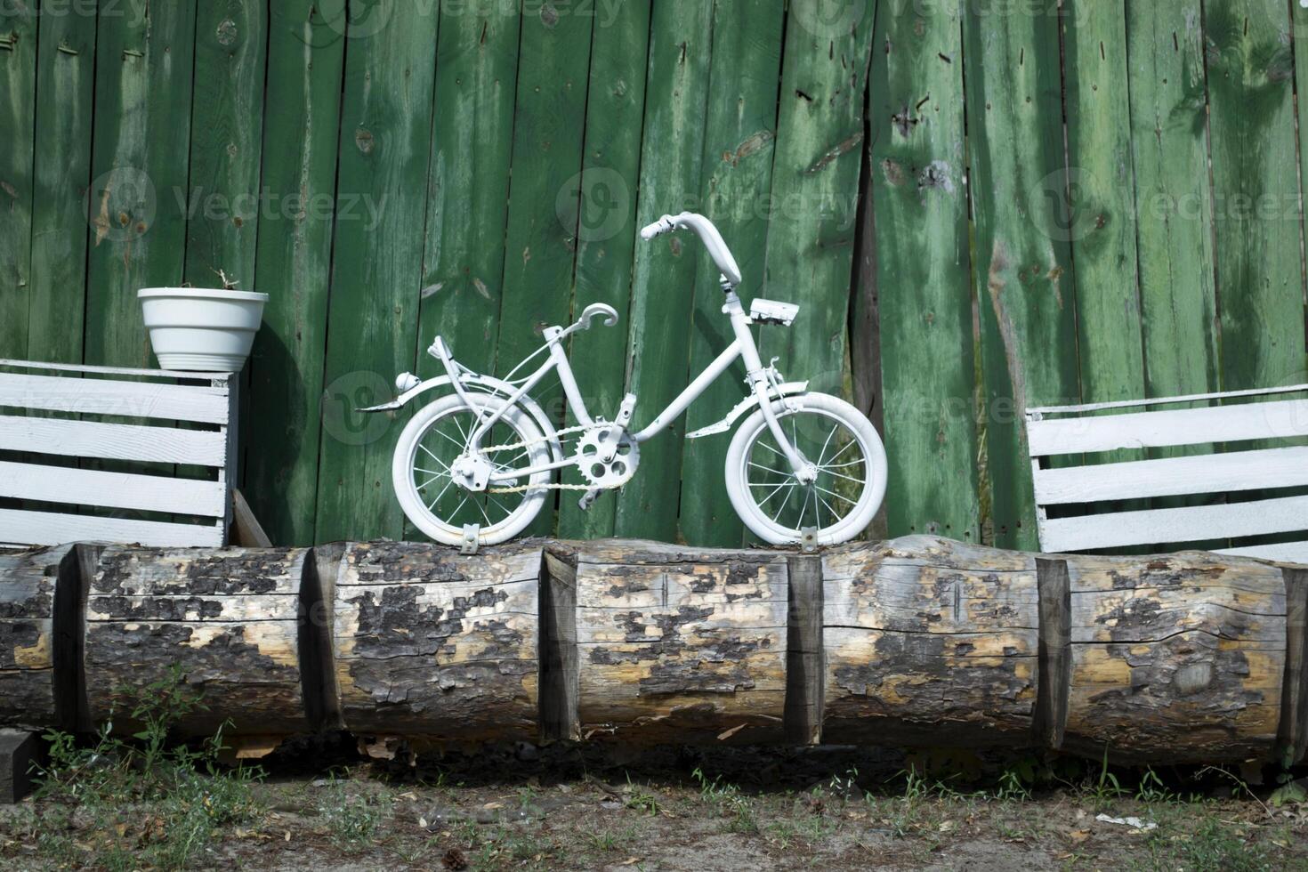 Clásico bicicleta y cajones como un jardín decoración. foto