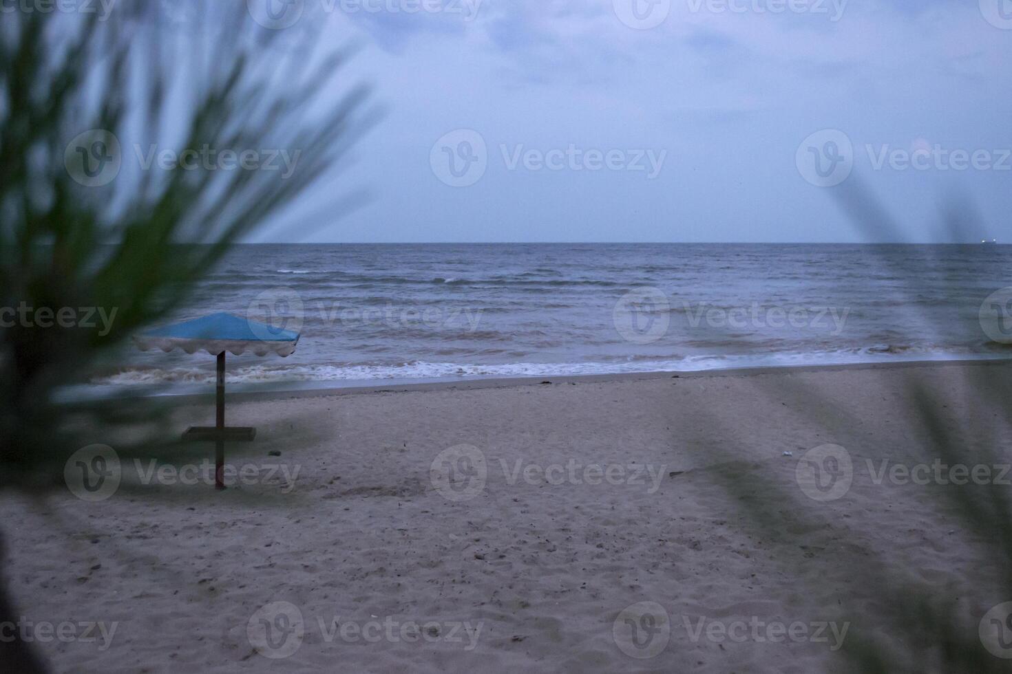 verano marina. nadie a línea costera. foto