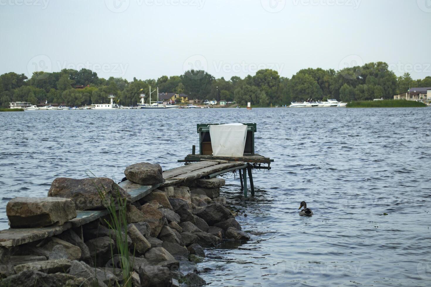 Clásico pescador sitio a el río. foto