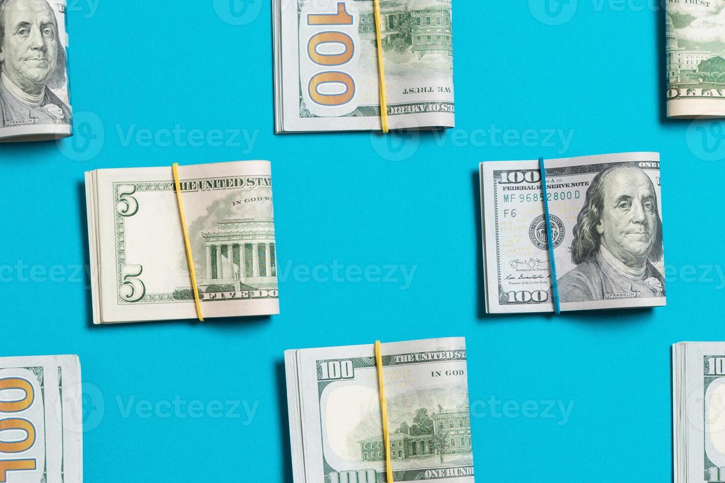 fondo coloreado con dinero billetes de cien dólares americanos en la parte superior con espacio de copia para su texto en concepto de negocio foto