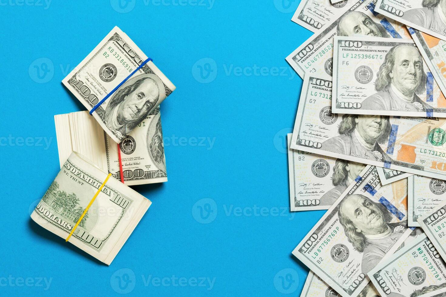 dinero americano en la vista superior de fondo de color, con un lugar vacío para su concepto de dinero de negocios de texto. billetes de cien dólares con pila de efectivo foto