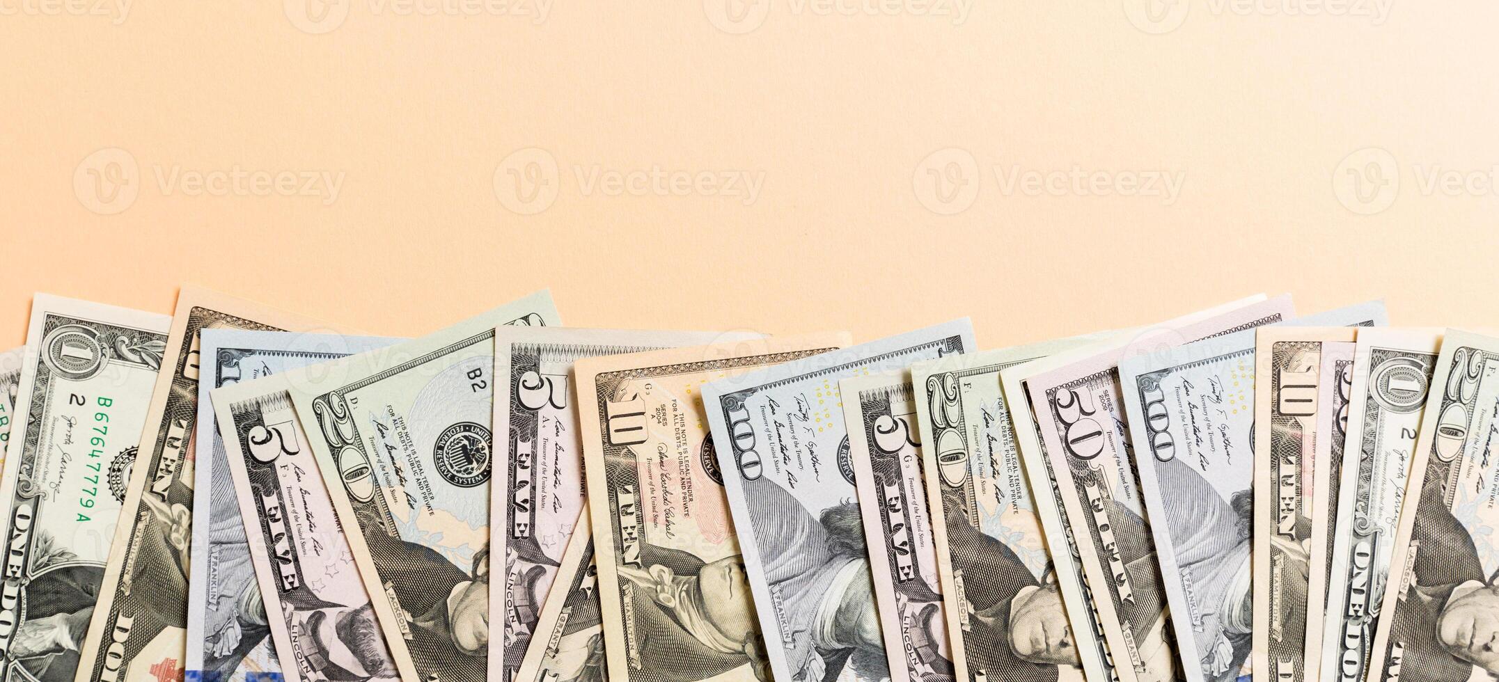 fondo de billetes de dólar estadounidenses mezclados dinero vista superior del concepto de negocio en el fondo con espacio de copia foto