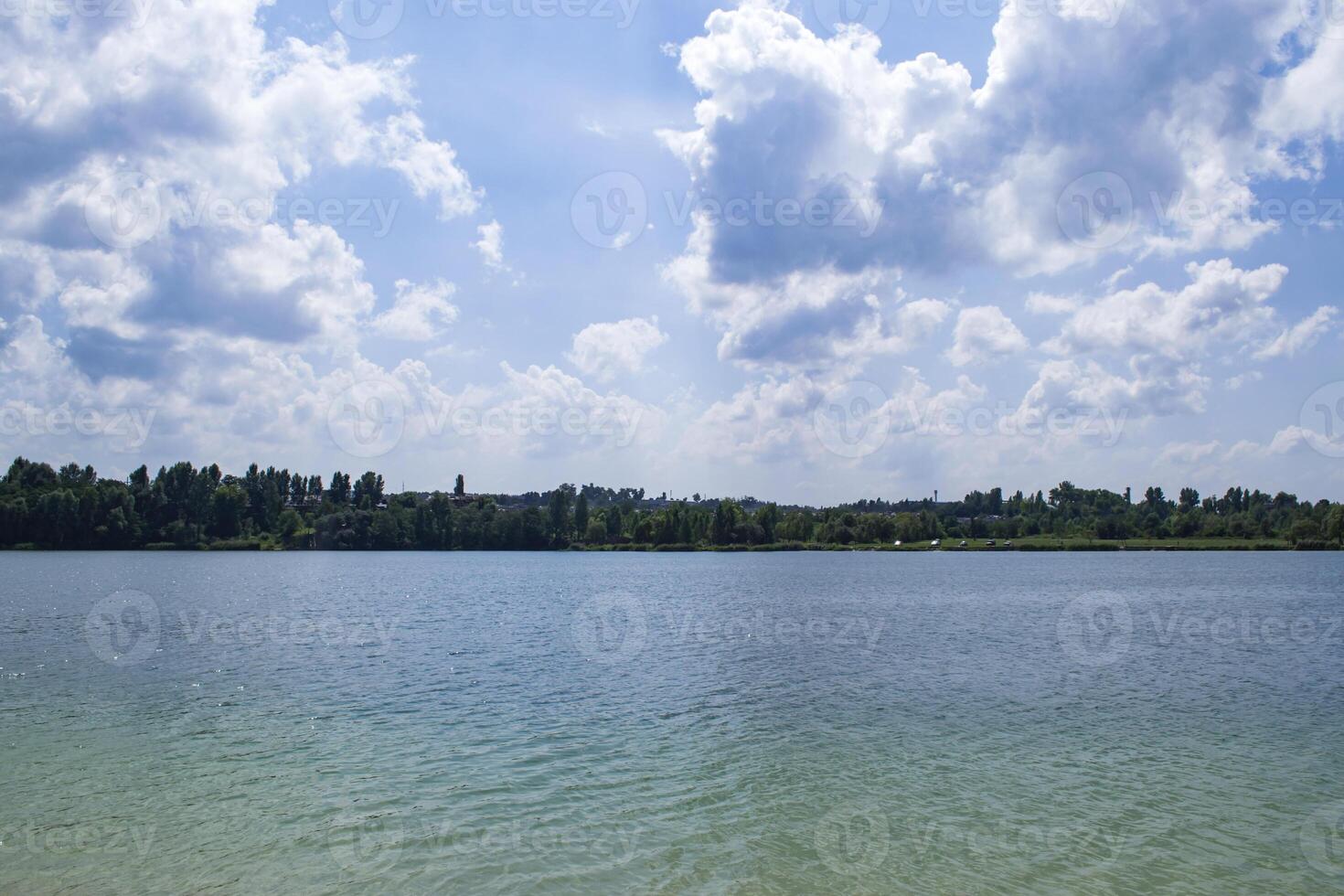 hermosa azul lago. verano paisaje. el belleza de naturaleza. foto