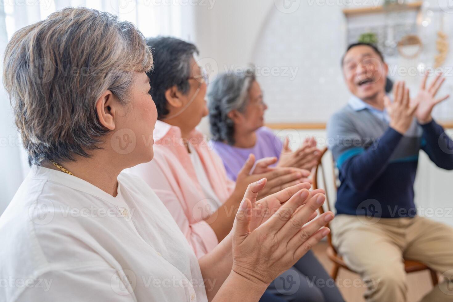 mayor hembras y masculino sentado en banco. más viejo personas son escuchando y disfrutar reunión atención grupo a vivo habitación. alegre despreocupado retirado mayor amigos disfrutando relajación a por poco hogar. foto