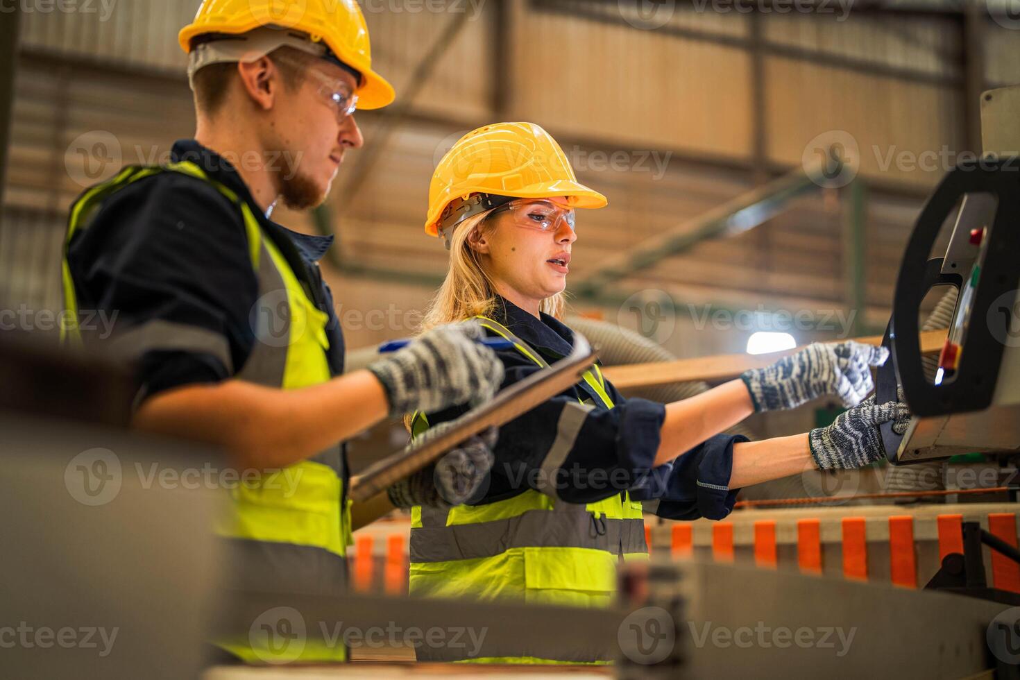 actoria ingeniero trabajadores en pie a controlar panel cambiar. personas trabajos a pesado máquina a industria fábrica. con maquinaria equipo planta tecnología. inteligente industria trabajador operando. foto