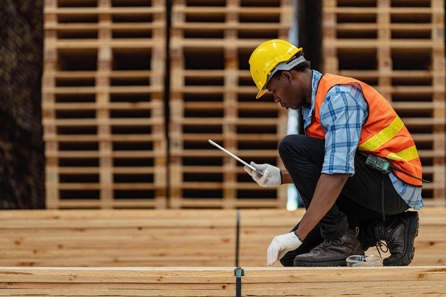 africano trabajadores hombre Ingenieria caminando y inspeccionando con trabajando suite vestir y mano guante en madera madera depósito. concepto de inteligente industria trabajador operando. madera suerte Produce madera paladar. foto