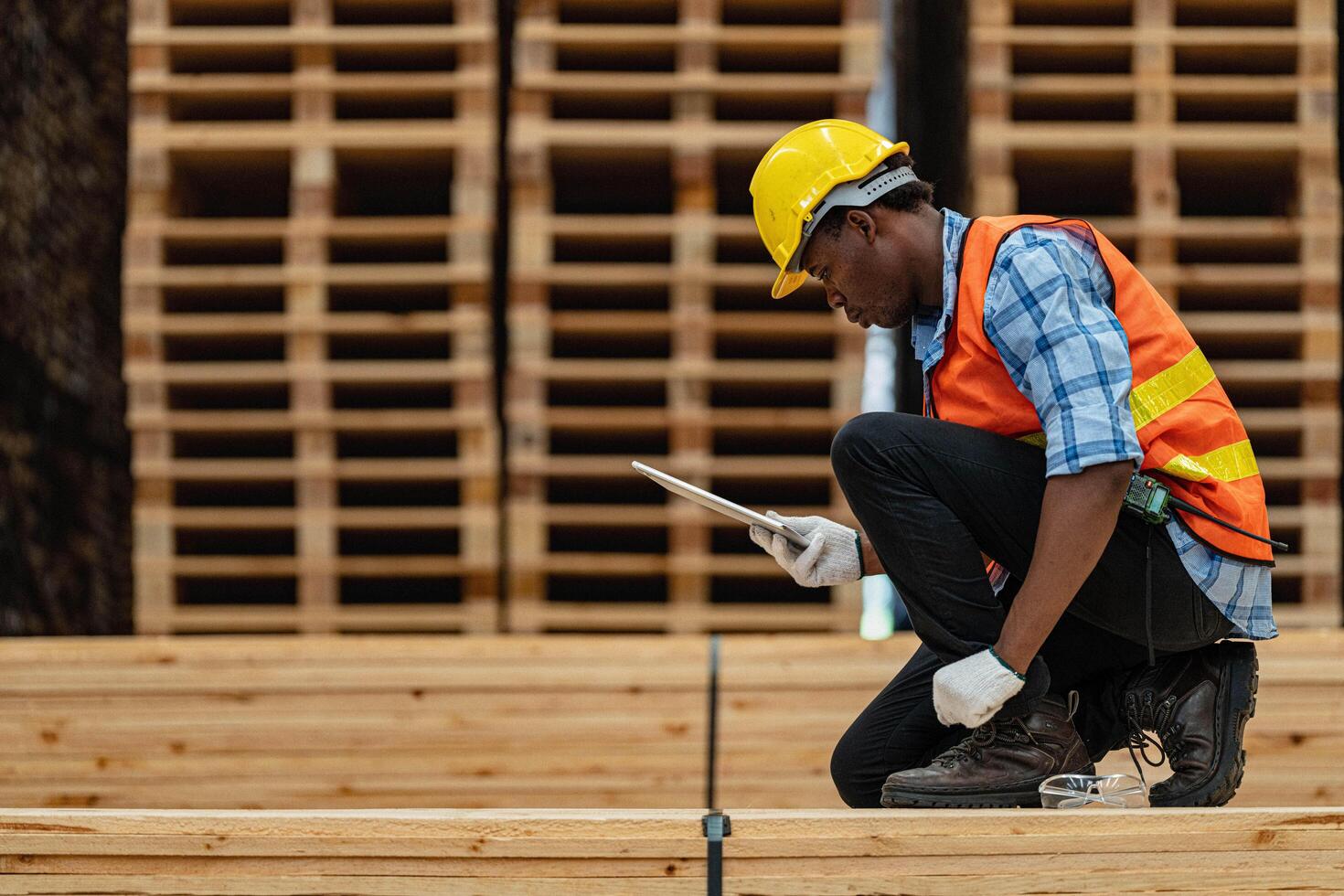 africano trabajadores hombre Ingenieria caminando y inspeccionando con trabajando suite vestir y mano guante en madera madera depósito. concepto de inteligente industria trabajador operando. madera suerte Produce madera paladar. foto