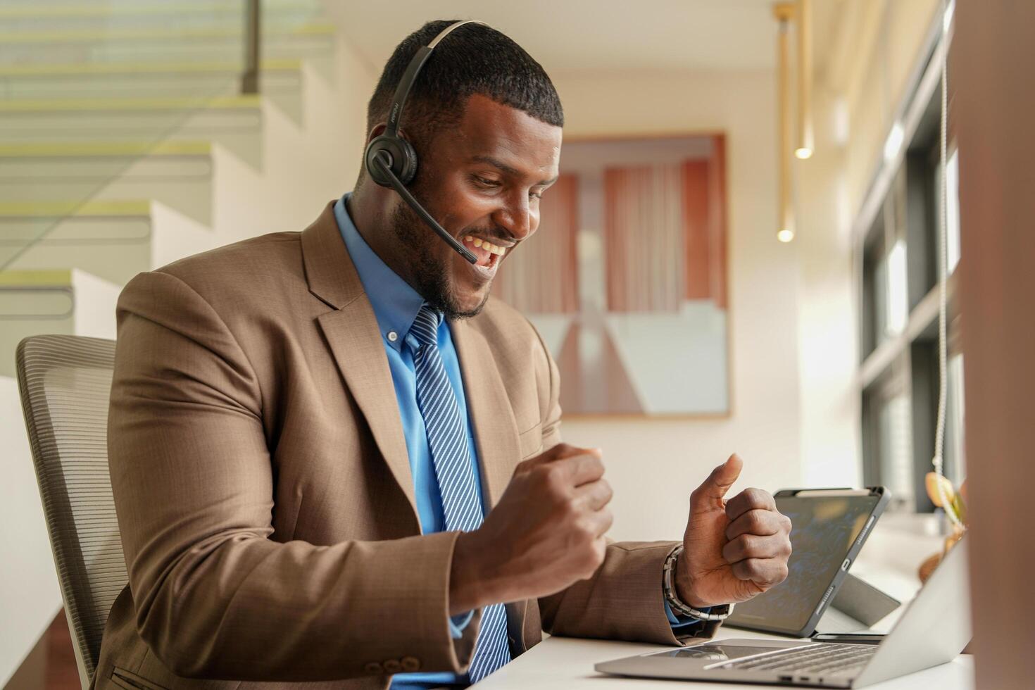 cliente apoyo llamada centrar operador o recepcionista. cliente Servicio y hombre consultor hablando mientras haciendo un consulta en línea. africano operador masculino telemarketing agente en un ordenador portátil en oficina foto