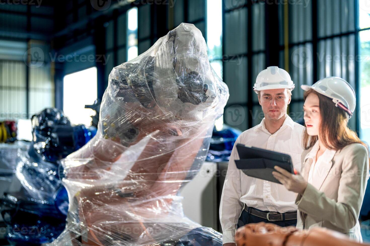 negocio ingenieros reunión y comprobación nuevo máquina robot. trabajadores caminando a almacén industria soldadura máquina. negocio negociación conceptos y tecnología. mujer utilizando inteligente tableta a presente hombre. foto