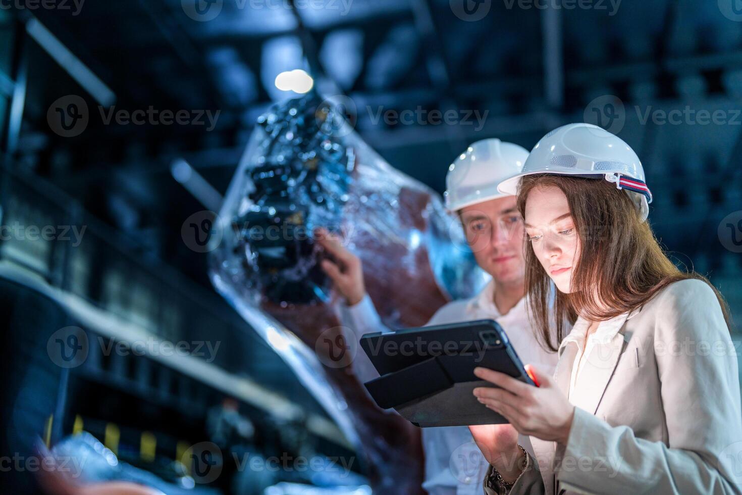 negocio ingenieros reunión y comprobación nuevo máquina robot. trabajadores caminando a almacén industria soldadura máquina. negocio negociación conceptos y tecnología. mujer utilizando inteligente tableta a presente hombre. foto