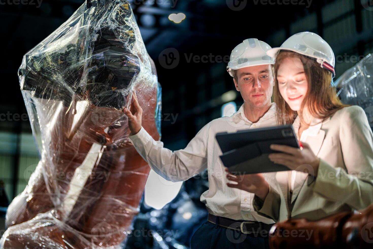 negocio ingenieros reunión y comprobación nuevo máquina robot. trabajadores caminando a almacén industria soldadura máquina. negocio negociación conceptos y tecnología. mujer utilizando inteligente tableta a presente hombre. foto