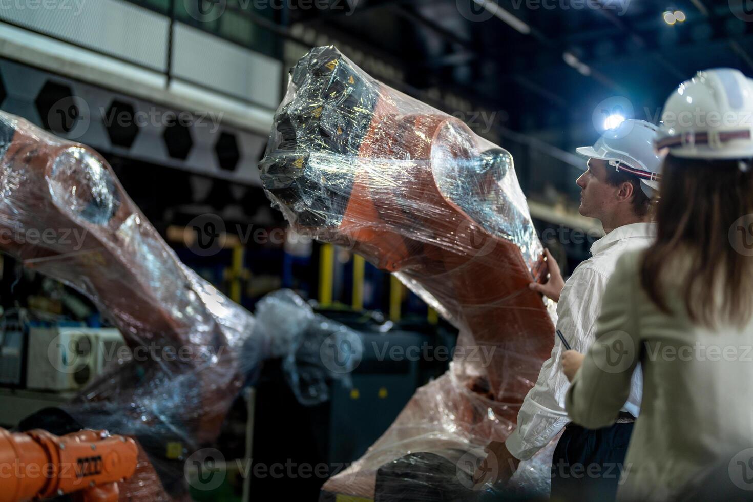 negocio ingenieros reunión y comprobación nuevo máquina robot. trabajadores caminando a almacén industria soldadura máquina. negocio negociación conceptos y tecnología. mujer utilizando inteligente tableta a presente hombre. foto