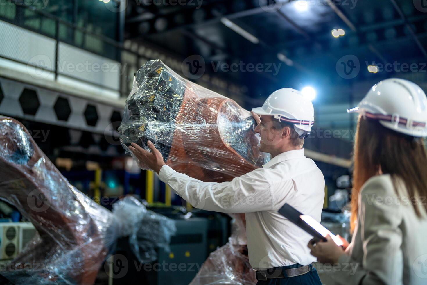 negocio ingenieros reunión y comprobación nuevo máquina robot. trabajadores caminando a almacén industria soldadura máquina. negocio negociación conceptos y tecnología. mujer utilizando inteligente tableta a presente hombre. foto