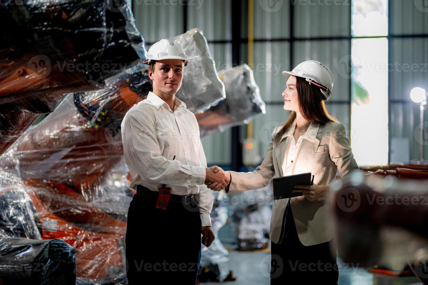 negocio ingenieros reunión y comprobación nuevo máquina robot. trabajadores caminando a almacén industria soldadura máquina. negocio negociación conceptos y tecnología. mujer utilizando inteligente tableta a presente hombre. foto