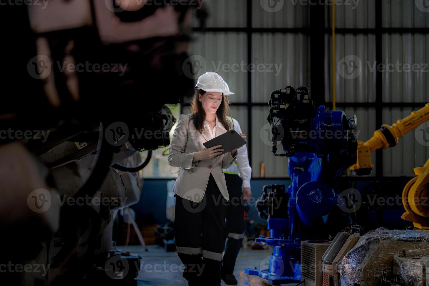 negocio mujer y hombre reunión y comprobación nuevo máquina robot. ingeniero caminando a almacén industria máquina. negocio negociación conceptos y tecnología. mujer es utilizando inteligente tableta a presente hombre. foto