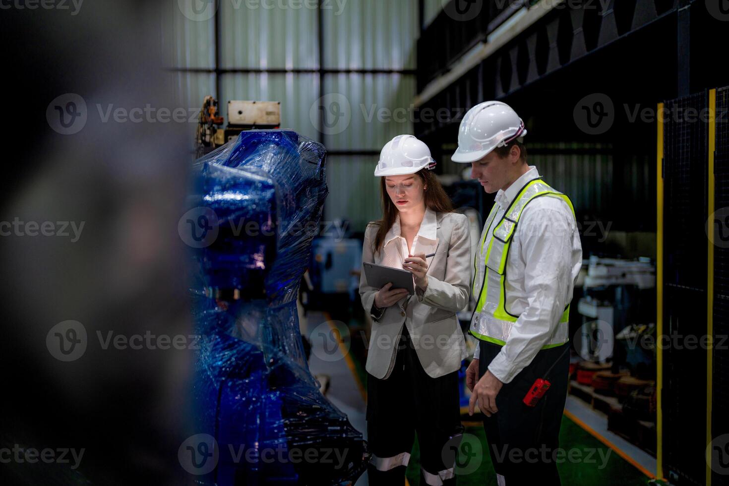 negocio mujer y hombre reunión y comprobación nuevo máquina robot. ingeniero caminando a almacén industria máquina. negocio negociación conceptos y tecnología. mujer es utilizando inteligente tableta a presente hombre. foto